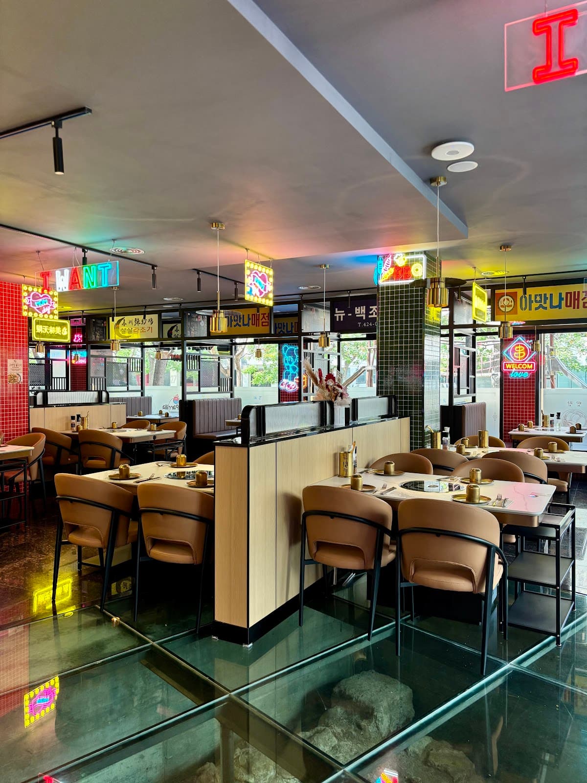 Sala de Gogi Parrilla en Tarragona con reservados, letreros de neón y mesas con parrilla