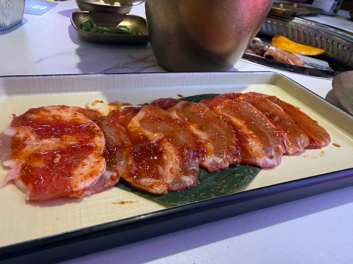 Entraña a la brasa marinada servida en bandeja lista para la parrilla
